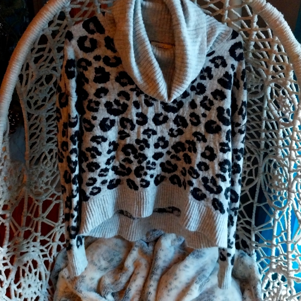 Jessica Simpson sweater